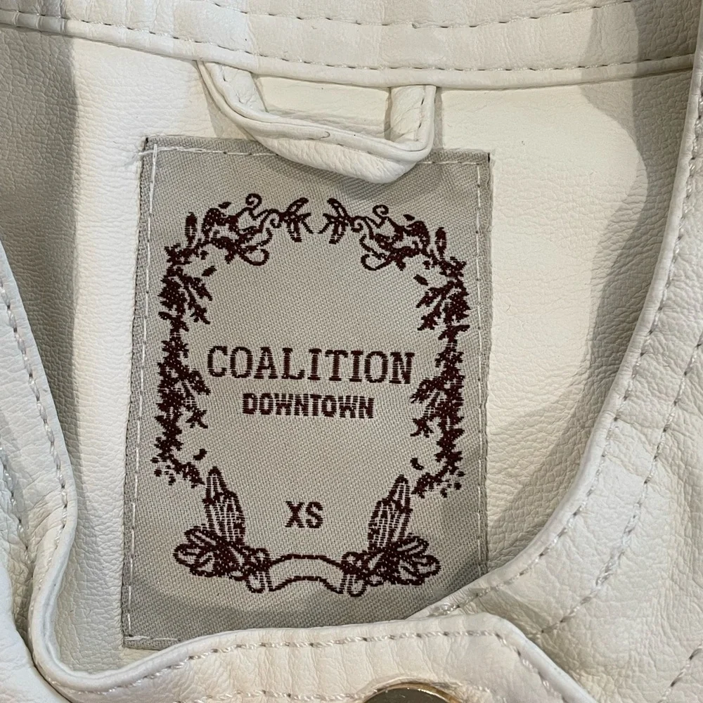 Coalition Downtown Off White‎ Jackets with faux leather look, lace sleeves